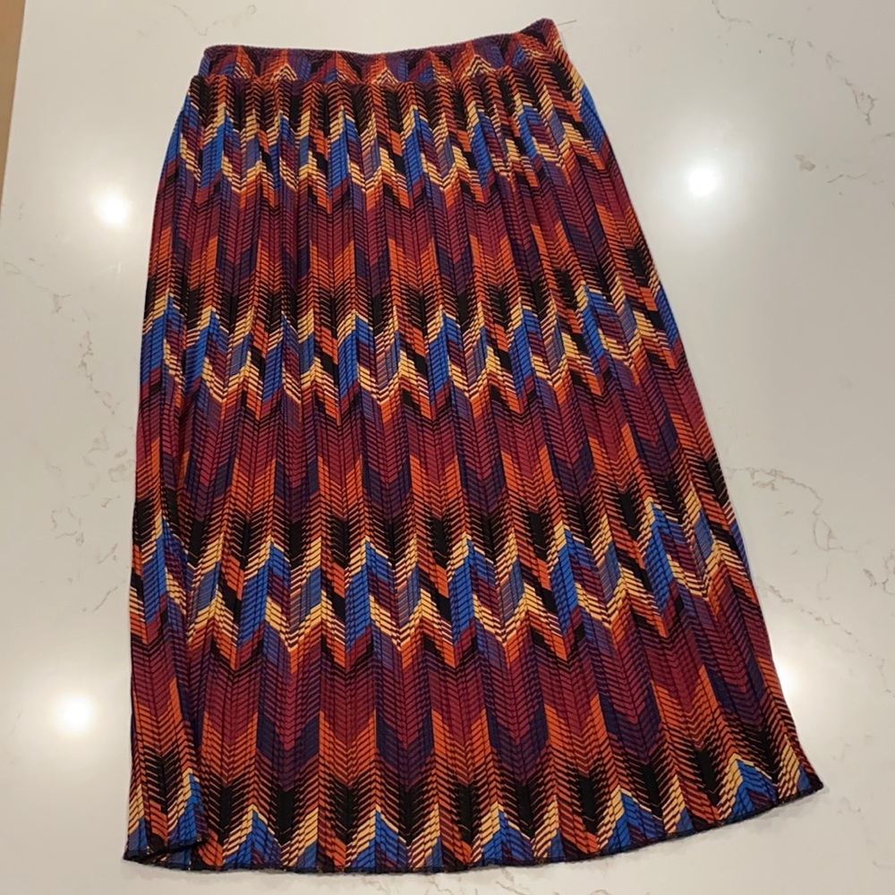 Multi colored, pleated midi-skirt, size small
